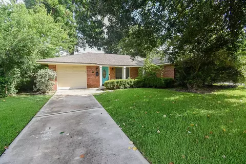 2210 Gardenia Dr, Houston, TX 77018