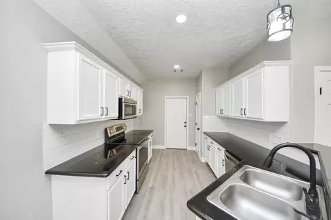 Entry Way - 1105 E Kyle Rd, Clute, TX 77531 photo 1 of 4