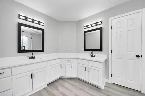 Bath - 1105 E Kyle Rd, Clute, TX 77531 photo 4 of 6