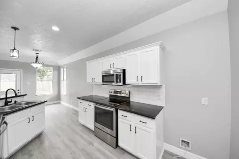 Kitchen - 1105 E Kyle Rd, Clute, TX 77531 photo 4 of 4