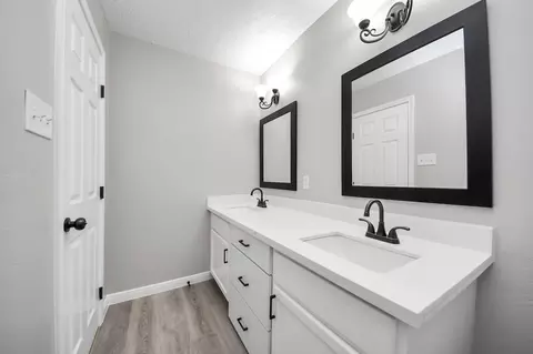 Bath - 1105 E Kyle Rd, Clute, TX 77531 photo 6 of 6
