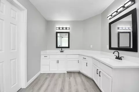 Bath - 1105 E Kyle Rd, Clute, TX 77531 photo 5 of 6
