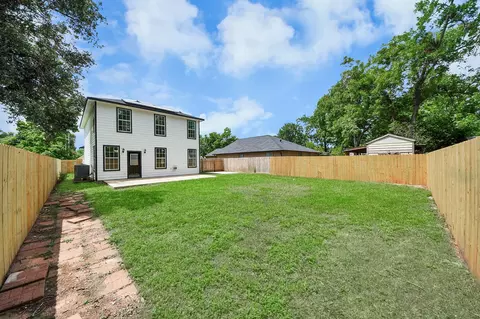 Exterior - 1105 E Kyle Rd, Clute, TX 77531 photo 2 of 7