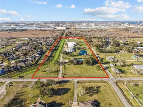 10431 N P St, La Porte, TX 77571