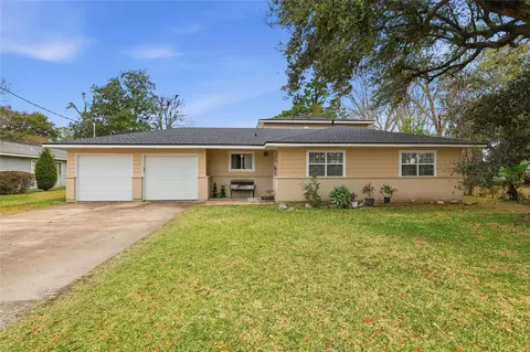 915 S 13th St, Nederland, TX 77627