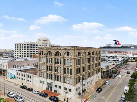 2400 Mechanic St #101, Galveston, TX 77550