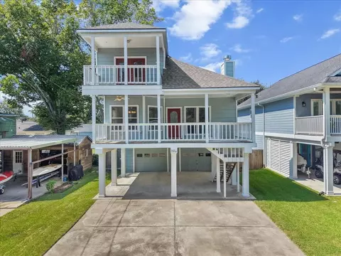 526 Pine Rd, Clear Lake Shores, TX 77565