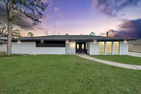 1418 San Sebastian Ln, Nassau Bay, TX 77058