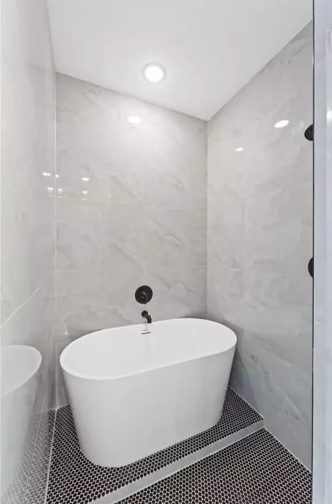 Bath - 2606 Liguria Ln, Spring, TX 77388 photo 4 of 5