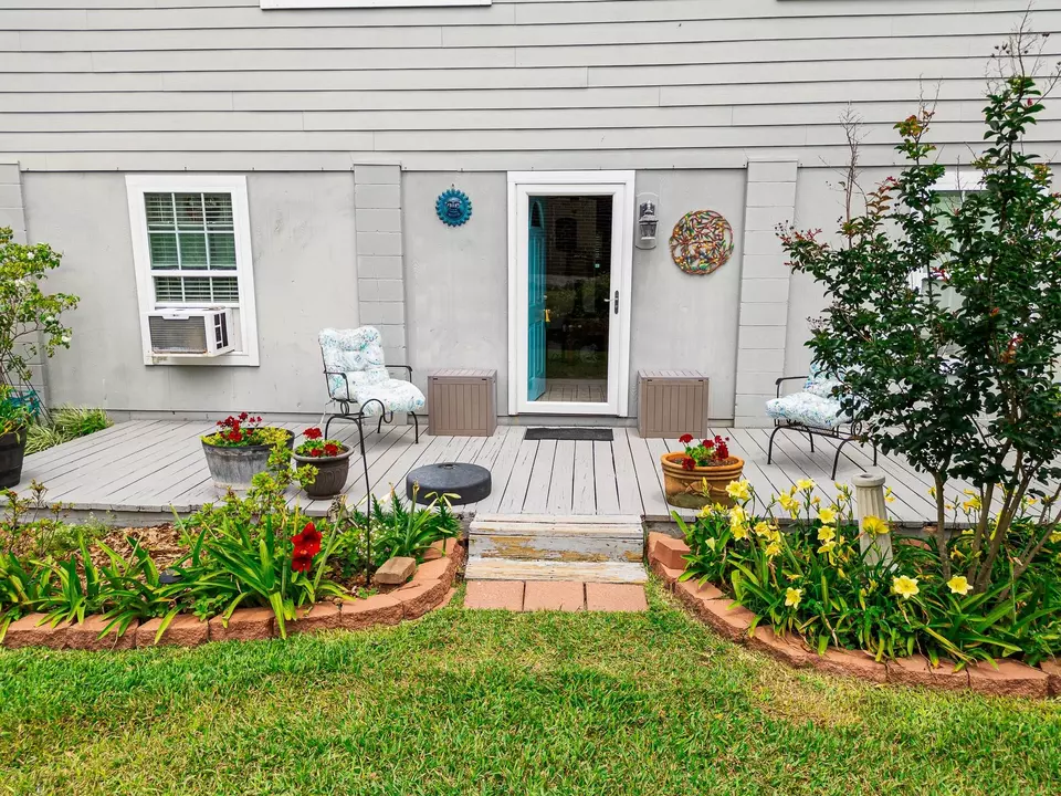 Exterior - 2120 73rd St, Galveston, TX 77551 photo 8 of 10