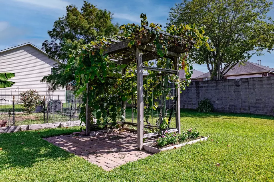 Exterior - 2120 73rd St, Galveston, TX 77551 photo 6 of 10