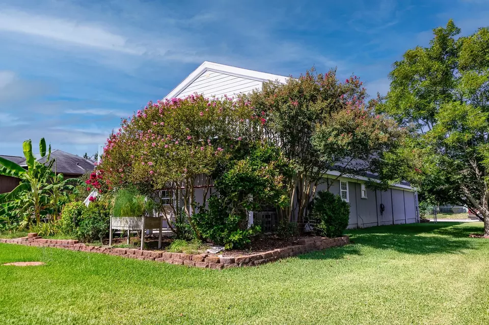 Exterior - 2120 73rd St, Galveston, TX 77551 photo 5 of 10