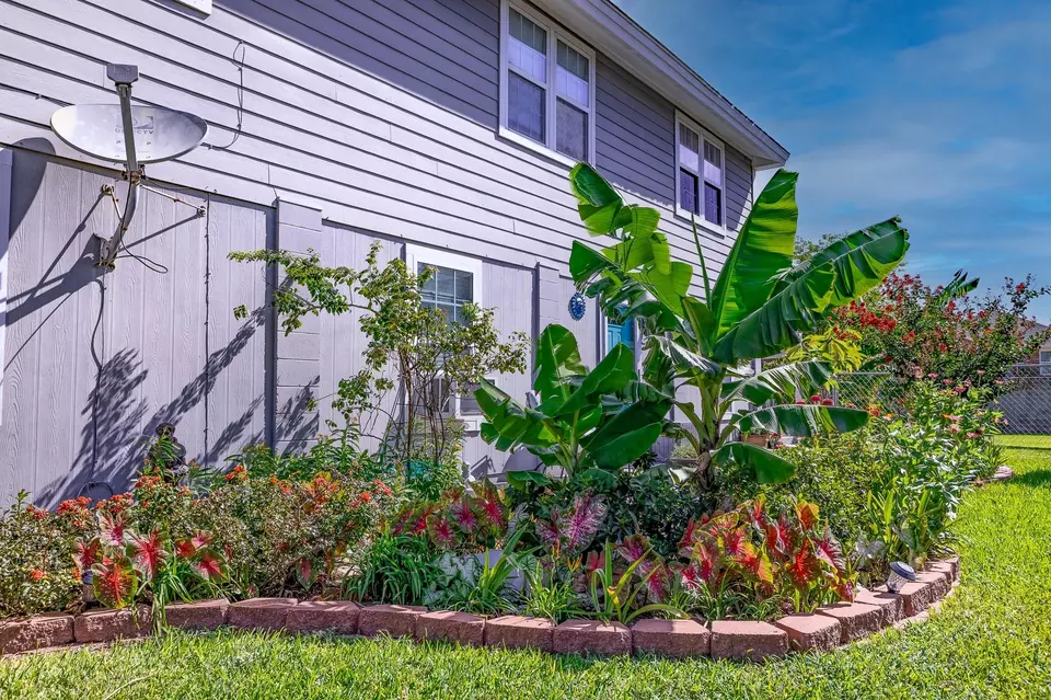 Exterior - 2120 73rd St, Galveston, TX 77551 photo 3 of 10