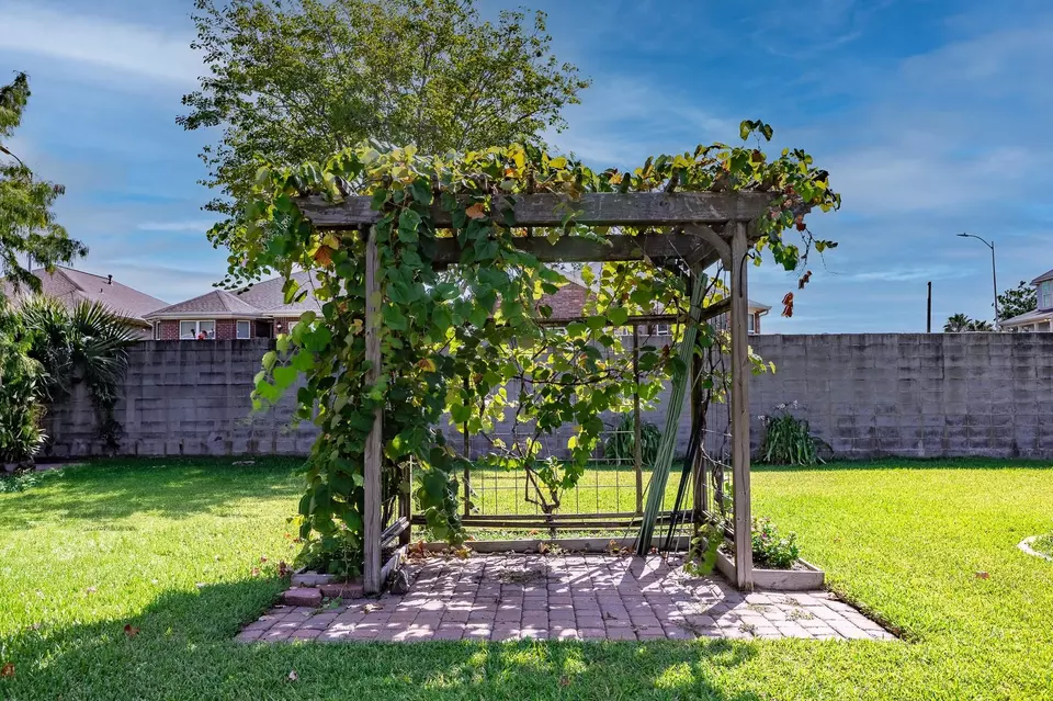 Exterior - 2120 73rd St, Galveston, TX 77551 photo 4 of 10