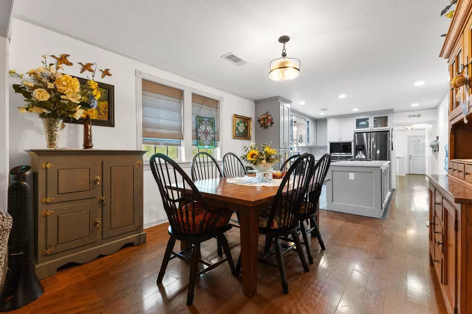 Dining - 2120 73rd St, Galveston, TX 77551 photo 1 of 2