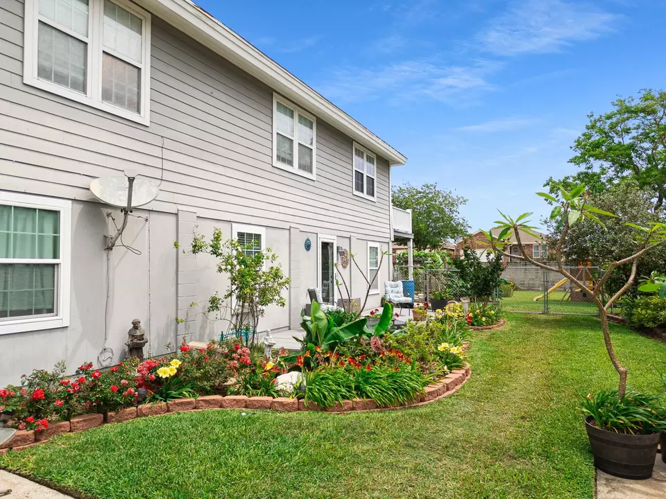 Exterior - 2120 73rd St, Galveston, TX 77551 photo 7 of 10