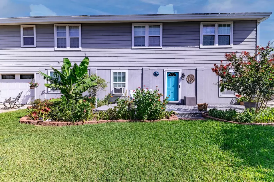 Exterior - 2120 73rd St, Galveston, TX 77551 photo 2 of 10