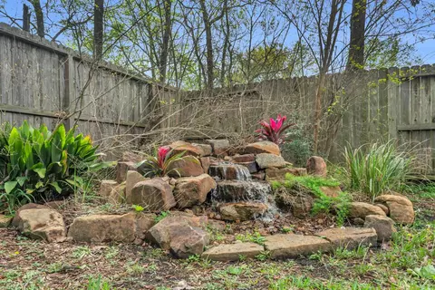 Exterior - 44 Windsor Bridge Dr, Conroe, TX 77384 photo 6 of 9