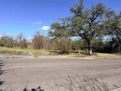 1606 W Park Ave, Orange, TX 77630