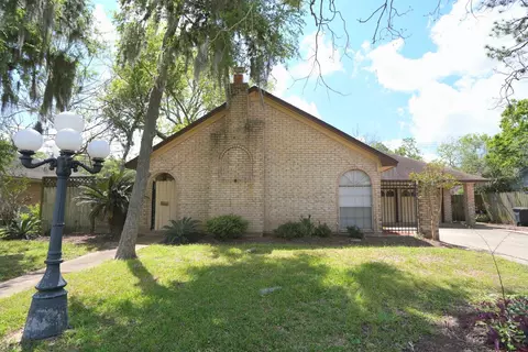 209 Dogwood St, Lake Jackson, TX 77566