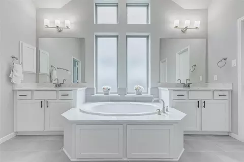 Bath - 2806 Kingly Pine Trl, Conroe, TX 77385 photo 4 of 12