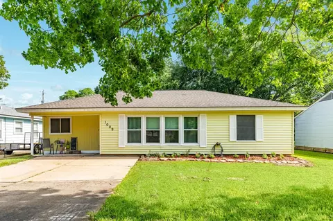 1009 E Miller St, Angleton, TX 77515 photo 1