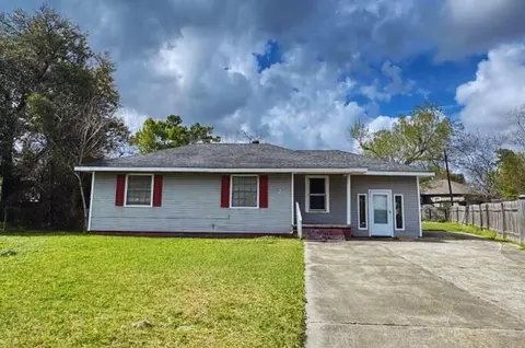 2 Pacific Cir, Orange, TX 77630