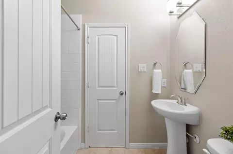 Bath - 9418 Mcdowell Dr, Richmond, TX 77469 photo 2 of 3
