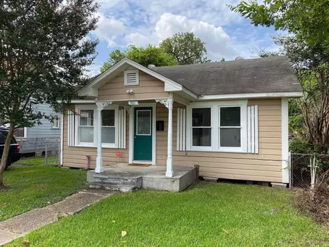 921 Booth St, Houston, TX 77009