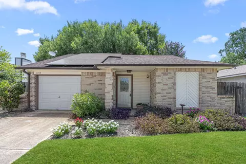 10719 Lakewood Oaks Dr, Sugar Land, TX 77498
