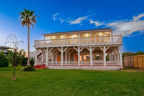 510 Surf Oaks Dr, Seabrook, TX 77586