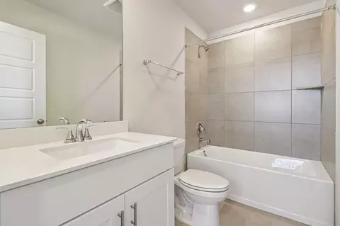 Bath - 29030 Farmhouse Estates Dr, Waller, TX 77484 photo 2 of 2