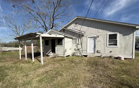 2409 Hodges St, Baytown, TX 77521