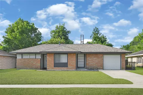 307 Midway Dr, Baytown, TX 77521