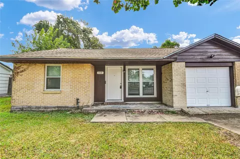 113 S Yaupon St, Lake Jackson, TX 77566