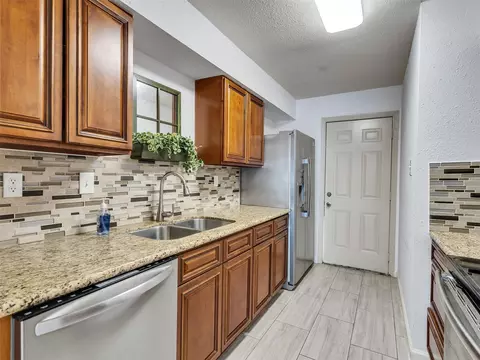 1701 Upland Dr #216, Houston, TX 77043