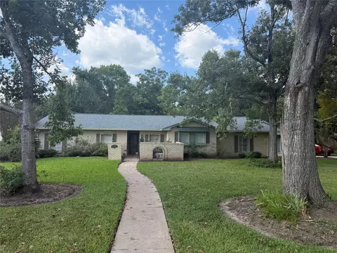 309 Linden Ln, Lake Jackson, TX 77566