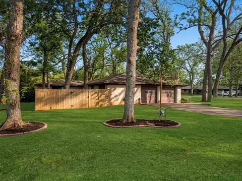 213 Van Winkle St, Lake Jackson, TX 77566
