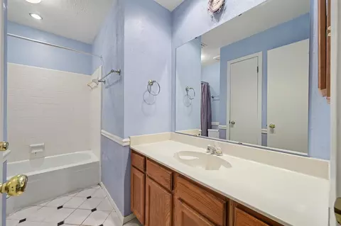 Bath - 4926 Edinston Pl, Spring, TX 77388 photo 3 of 3