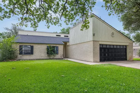 3803 Old Oaks Dr, Bryan, TX 77802