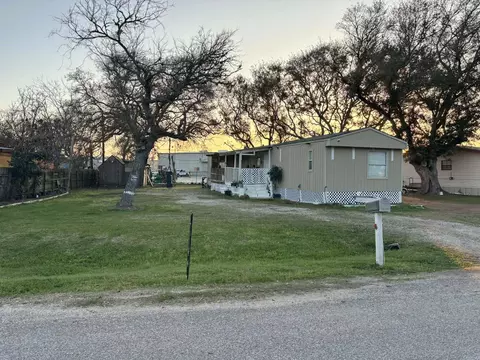 203 Oak Creek Dr, Oyster Creek, TX 77541