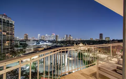 5050 Woodway Dr #8N, Houston, TX 77056