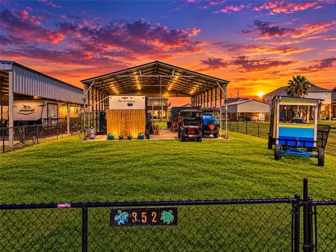 852 S Selwyn, Crystal Beach, TX 77650