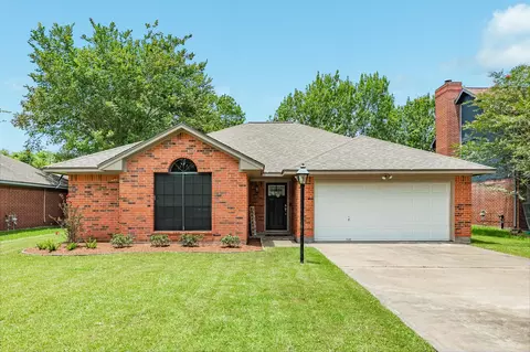 112 Papaya St, Lake Jackson, TX 77566