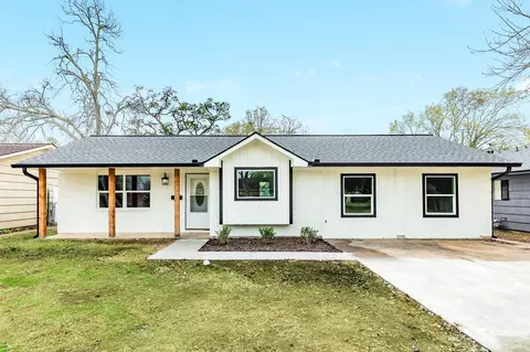 300 N Shanks St, Clute, TX 77531