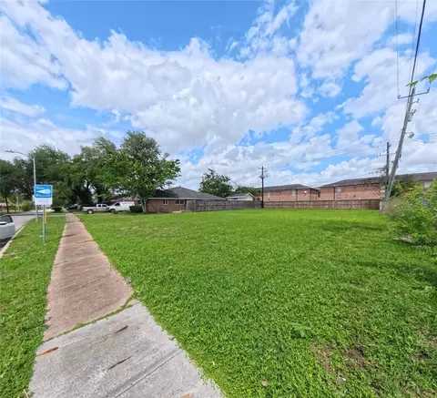 8907 Dover St, Houston, TX 77061