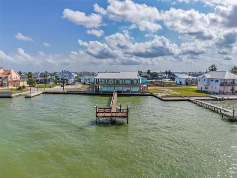 740 Copano Cv, Rockport, TX 78382