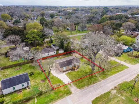 805 Chestnut St, La Marque, TX 77568