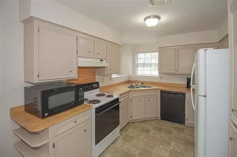 Kitchen - 320 Bridgeview Dr, Onalaska, TX 77360 photo 2 of 5