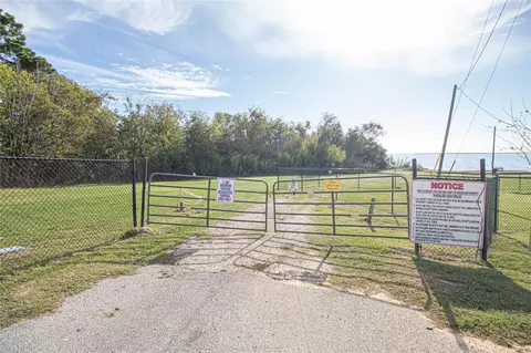 Exterior - 320 Bridgeview Dr, Onalaska, TX 77360 photo 2 of 9